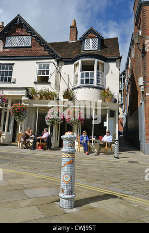 Bollard dans le carré peint, Winchester, Hampshire, Angleterre, Royaume-Uni Banque D'Images