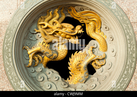 Dragons chinois sont des créatures mythiques dans la mythologie et le folklore. Dans l'art chinois qu'ils sont dépeints comme des créatures serpentine Banque D'Images