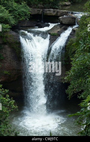 Cascade Haew Suwat est constituée principalement de plusieurs couches d'interlits de grès avec de grands conglomérats de basalte. Banque D'Images