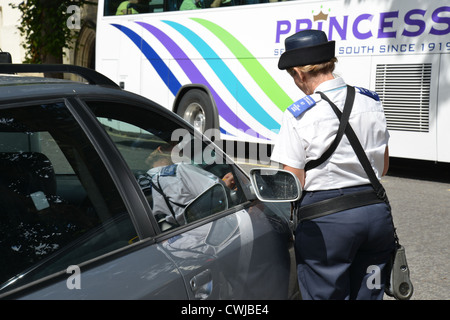 Directeur de trafic écrit ticket de parking, Broadway, Winchester, Hampshire, Angleterre, Royaume-Uni Banque D'Images