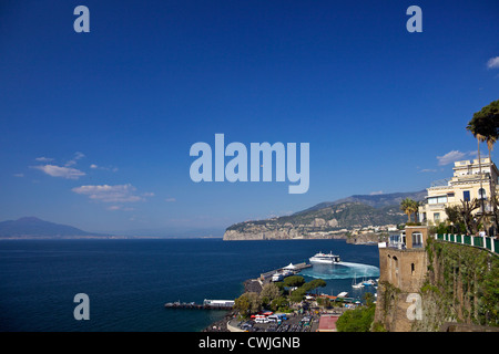 Vue sur la Marina Piccolo et le Vésuve dans le soleil d'été de Sorrente, la baie de Naples, Riviera napolitaine, Campanie, Italie, Europe Banque D'Images