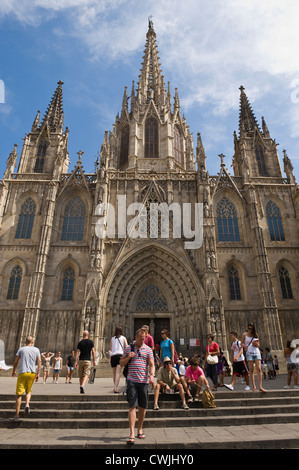 Vue extérieure avec les touristes du gothique du 14ème siècle la cathédrale de Barcelone à Barcelone, Catalogne, Espagne, ES Banque D'Images