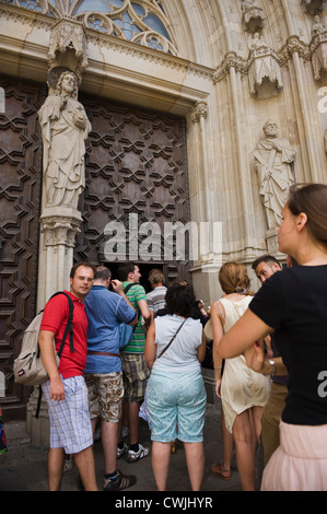 Les touristes faisant la queue pour entrer dans la Cathédrale de Barcelone Gothique du 14ème siècle à Barcelone, Catalogne, Espagne, ES Banque D'Images