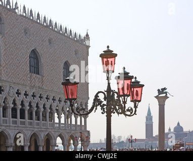 L'Italie. Venise. Lumières de célèbre verre de Murano rose sur le front de mer près du palais des Doges Banque D'Images