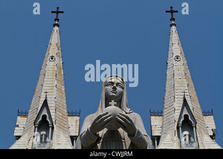 Tours et de Sculpture de la Cathédrale Notre Dame à Ho Chi Minh City Banque D'Images