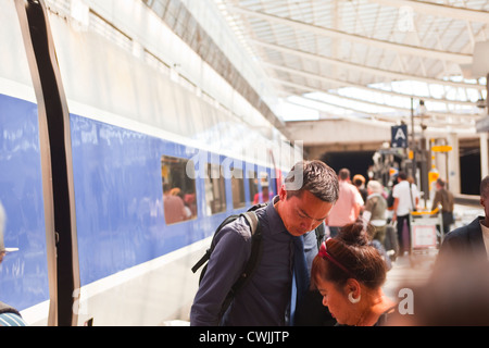 Les passagers d'un TGV à l'aéroport Charles de Gaulle. Banque D'Images