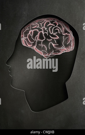 Profil de la tête d'un homme avec une illustration de la craie sur un tableau noir du cerveau droit concept. Banque D'Images