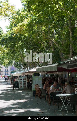 Les gens à la terrasse d'un café à Montpellier, Languedoc, France. Banque D'Images