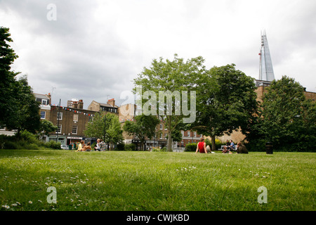 Vue sur le Shard London Bridge et de Tanner Street Park, London Bridge, London, UK Banque D'Images