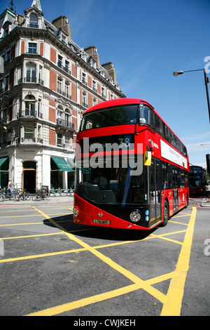 Nouveau Routemaster bus sur Buckingham Palace Road, Victoria, London, UK Banque D'Images