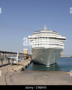 Costa Croisière bateau de croisière "Costa Serena' de larguer les amarres amarres avant le départ du port de Palma de Majorque, Banque D'Images