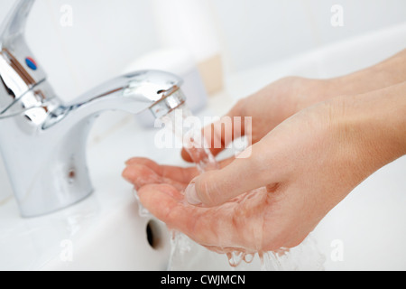 Close-up de la main de l'être lavés sous l'eau pure du robinet Banque D'Images