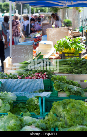 Des produits frais pour vendre dans le marché d'Apt Provence France Banque D'Images