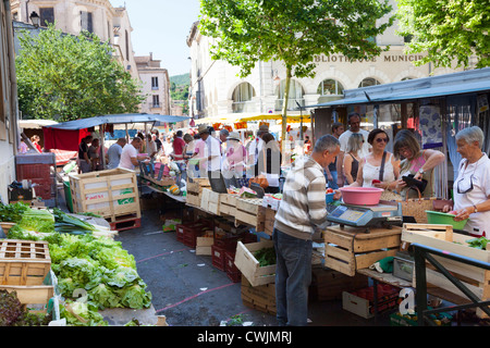 Les gens shopping dans le marché d'Apt Provence France Banque D'Images