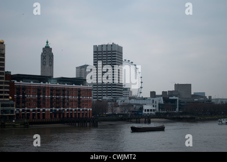 À la recherche sur la Tamise à partir de Blackfriars avec l'Oxo Tower, les Studios de Londres et le London Eye Banque D'Images