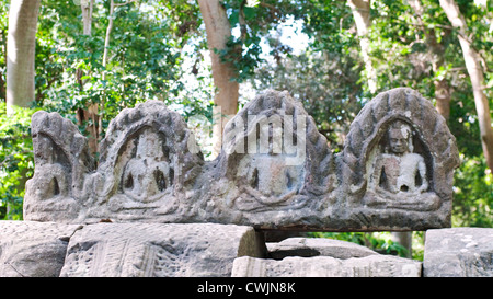 Décoration de toit au temple bouddhiste Banteay Chhmar dans la province de Banteay Meanchey, au nord-ouest du Cambodge. Banque D'Images