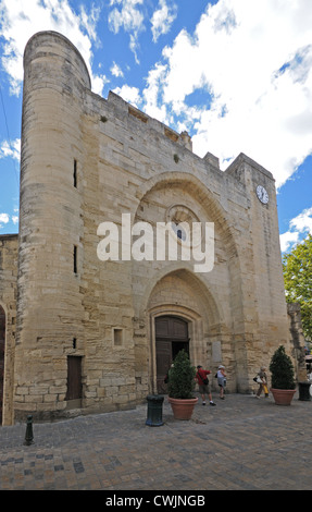 Façade et entrée à l'église Église Notre Dame des Sablons Aigues Mortes France Banque D'Images