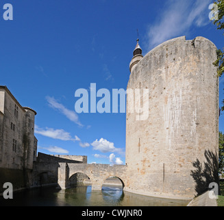 Tour Médiévale Tour de Constance et l'ancien phare avec pont de mur de ville remparts d'Aigues Mortes France Banque D'Images