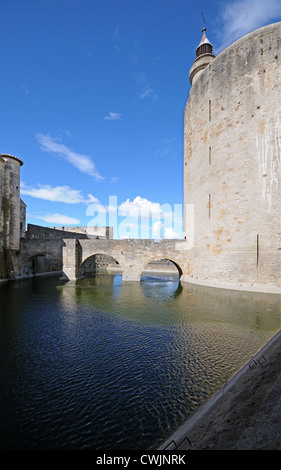 Tour Médiévale Tour de Constance et l'ancien phare avec pont de mur de ville remparts d'Aigues Mortes France Banque D'Images