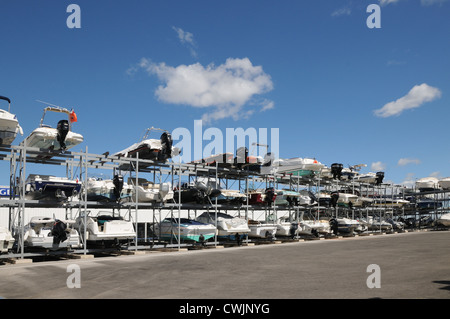 Bateaux empilés et stockés sur le port a sec ou à l'orifice de la terre sur la D986 Palavas les Flots Languedoc-Roussillon France Banque D'Images