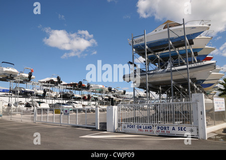 Bateaux empilés et stockés sur le port a sec ou à l'orifice de la terre sur la D986 Palavas les Flots Languedoc-Roussillon France Banque D'Images