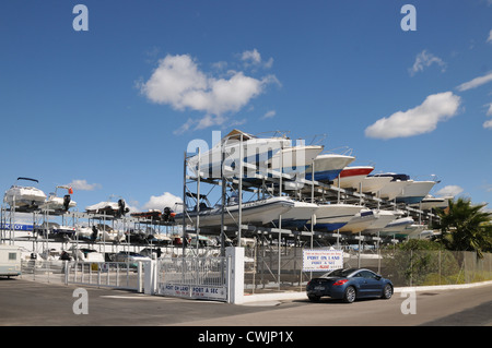 Bateaux empilés et stockés sur le port a sec ou à l'orifice de la terre sur la D986 Palavas les Flots Languedoc-Roussillon France Banque D'Images