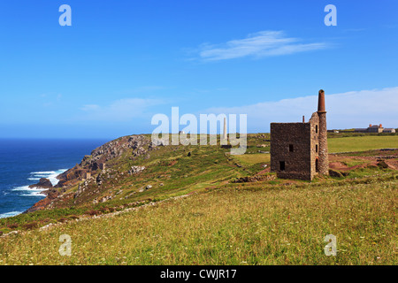 Les bâtiments traditionnels de mine d'étain à Botallack à Cornwall Banque D'Images