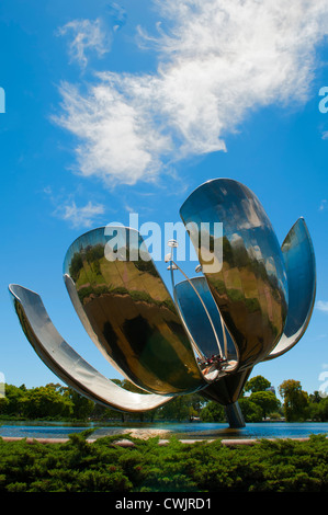 Floralis Generica, sculpture métallique représentant une fleur, United Nations Plaza, Buenos Aires, Argentine Banque D'Images