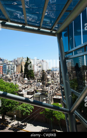 Recoleta cemetery vue à travers les fenêtres d'une galerie commerciale, Buenos Aires, Argentine Banque D'Images
