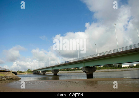 Pont-route qui traverse l'estuaire Loughor près de Llanelli dans le sud-ouest du pays de Galles. Banque D'Images