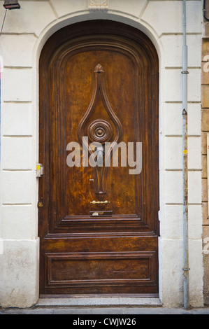 Porte avant en bois énorme avec style la main de heurtoir immeuble à Barcelone, Catalogne, Espagne, ES Banque D'Images