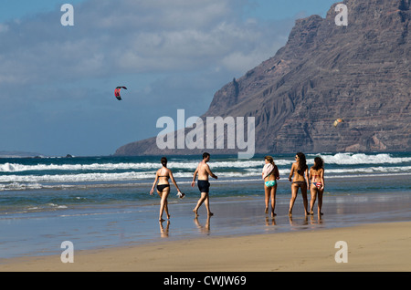 La plage de Famara. Lanzarote, îles Canaries. Espagne Banque D'Images