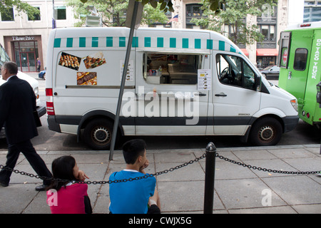 Les camions de nourriture Farragut Square, doublure de Washington DC Banque D'Images