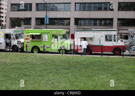 Les camions de nourriture Farragut Square, doublure de Washington DC Banque D'Images