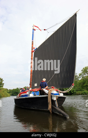 La Norfolk Wherry Albion sur la rivière Yare, Norfolk Broads Banque D'Images