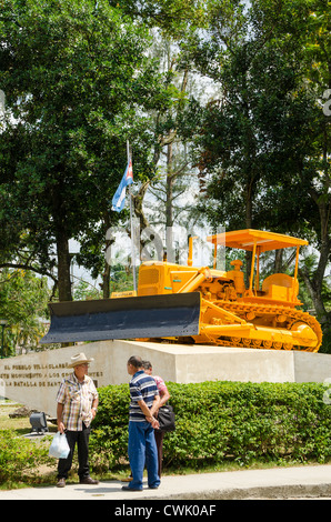 Bulldozer utilisé à la revolutionary Monumento a la toma del Tren Blindado Train blindé (Monument), Santa Clara, Cuba. Banque D'Images