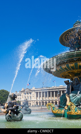 Fontaines de la Place de la Concorde au bout de l'Avenue des Champs-Elysées Paris France Europe de l'UE Banque D'Images