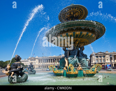 Fontaines de la Place de la Concorde au bout de l'Avenue des Champs-Elysées Paris France Europe de l'UE Banque D'Images