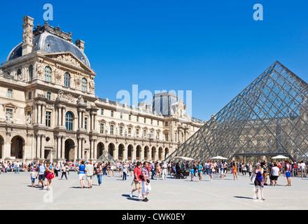 Les visiteurs à l'extérieur de la galerie d'art et musée du Louvre Paris France Europe de l'UE Banque D'Images