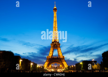 Paris Tour Eiffel illuminée la nuit du Champs de Mars France jardins eu Europe Banque D'Images