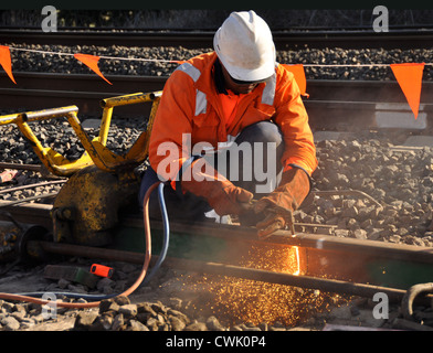 Travailleur de la voie ferroviaire de coupe avec chalumeau oxyacéthylénique Banque D'Images