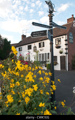 Tribunes jaune vif et une fingerpost devant un vieux cottage et côté canal pub par la Maison rouge cône de verre, Stourbridge Banque D'Images