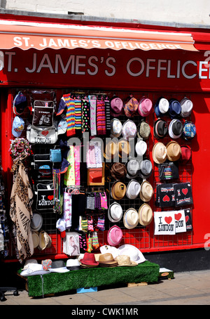 St James's Offlicense corner shop vente de cadeaux et d'affichage extérieur en chapeau de Kemptown Brighton UK Banque D'Images