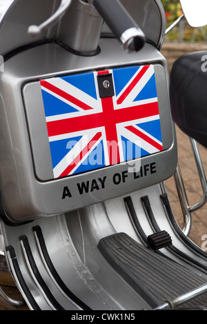 Scooter Vespa avec 'un mode de vie" Logo et emblème de l'Union jack Banque D'Images