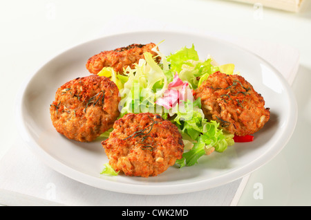 Les burgers de légumes frits avec une salade verte Banque D'Images