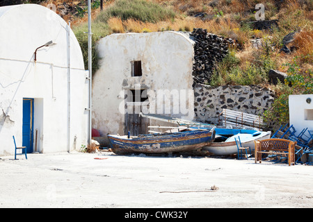 Sur l'île grecque de Théra emblématique de Santorini, Grèce typique, ancien bateau de pêche laissés à pourrir Banque D'Images