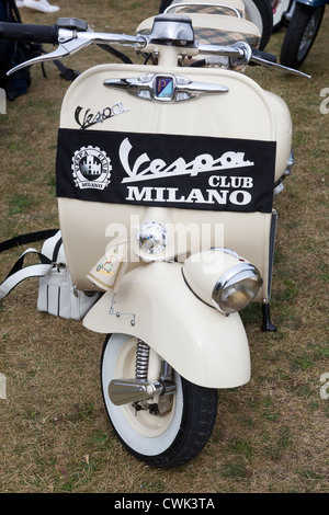 Scooter Vespa Classic Club Milano avec Sash Banque D'Images