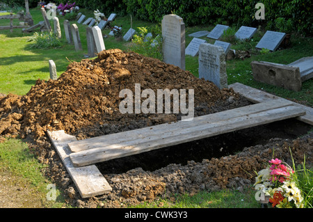 Creusés fraîchement tombe. Banque D'Images