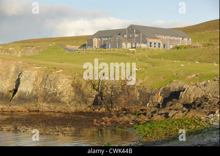 Fair Isle Bird Observatory dans le îles Shetland, vu à partir de North Haven. Juin 2012. Banque D'Images