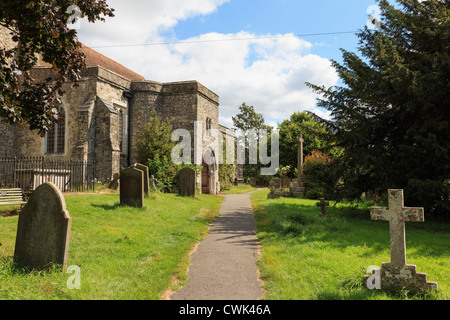 L'église paroissiale de Saint Nicolas et un cimetière réputé pour être hanté par deux fantômes et en vedette dans 'Le Darling Buds de mai' UK Banque D'Images